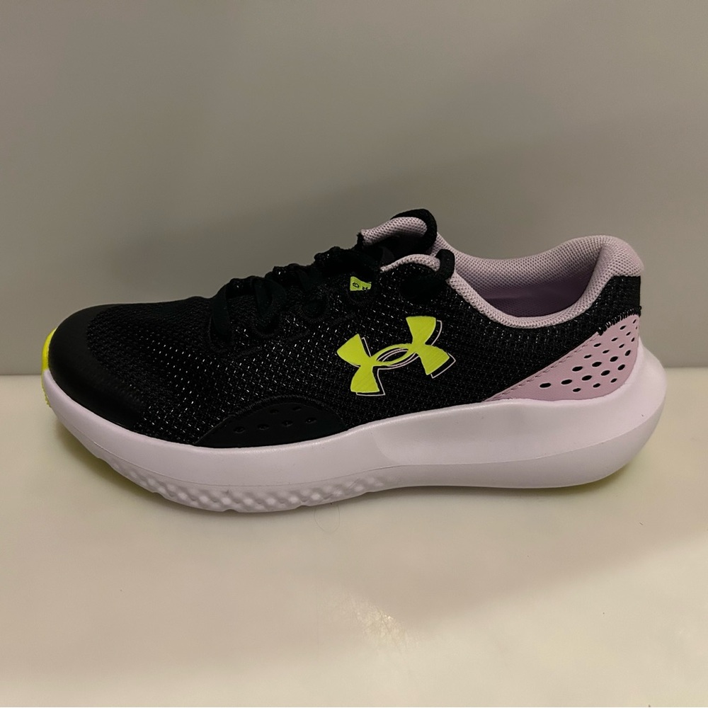 New Under Armour Surge 4 GGS Black Running Shoes - Youth Girls Size 7 / EU40